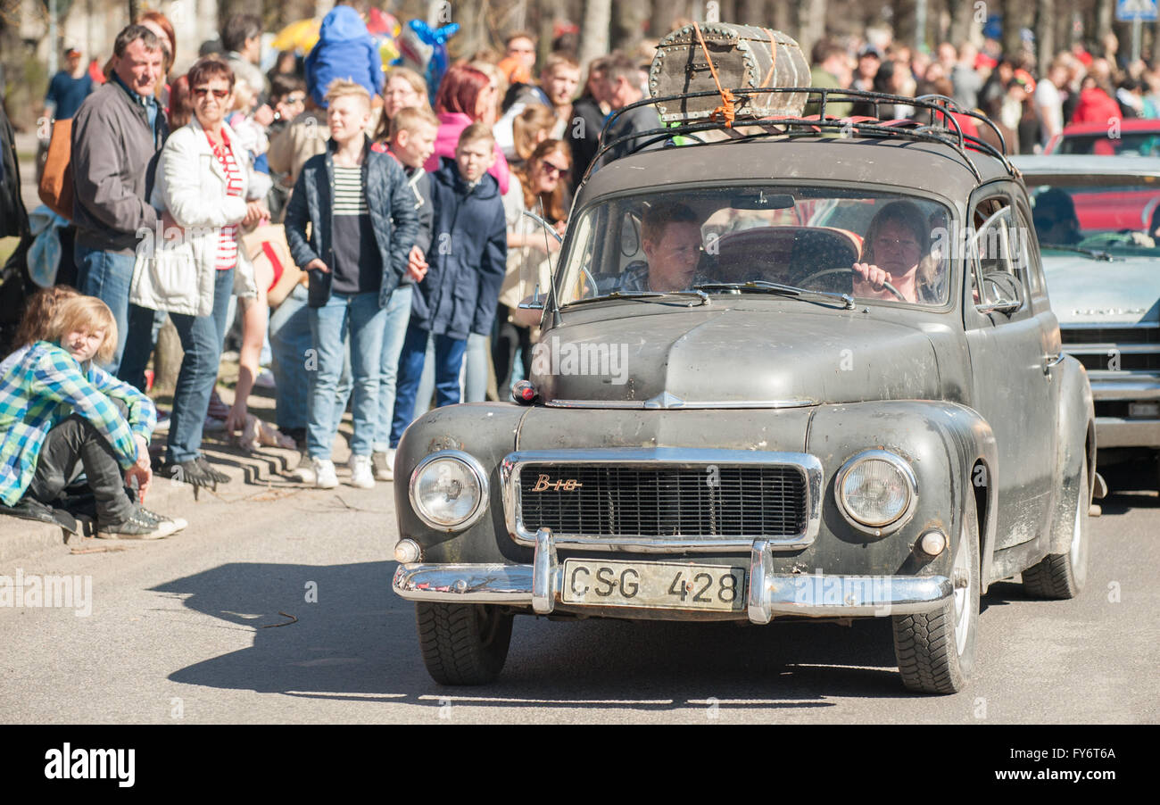 Tradicional desfile de coches de época primavera celebra el Día de Mayo en Norrkoping, Suecia. Foto de stock