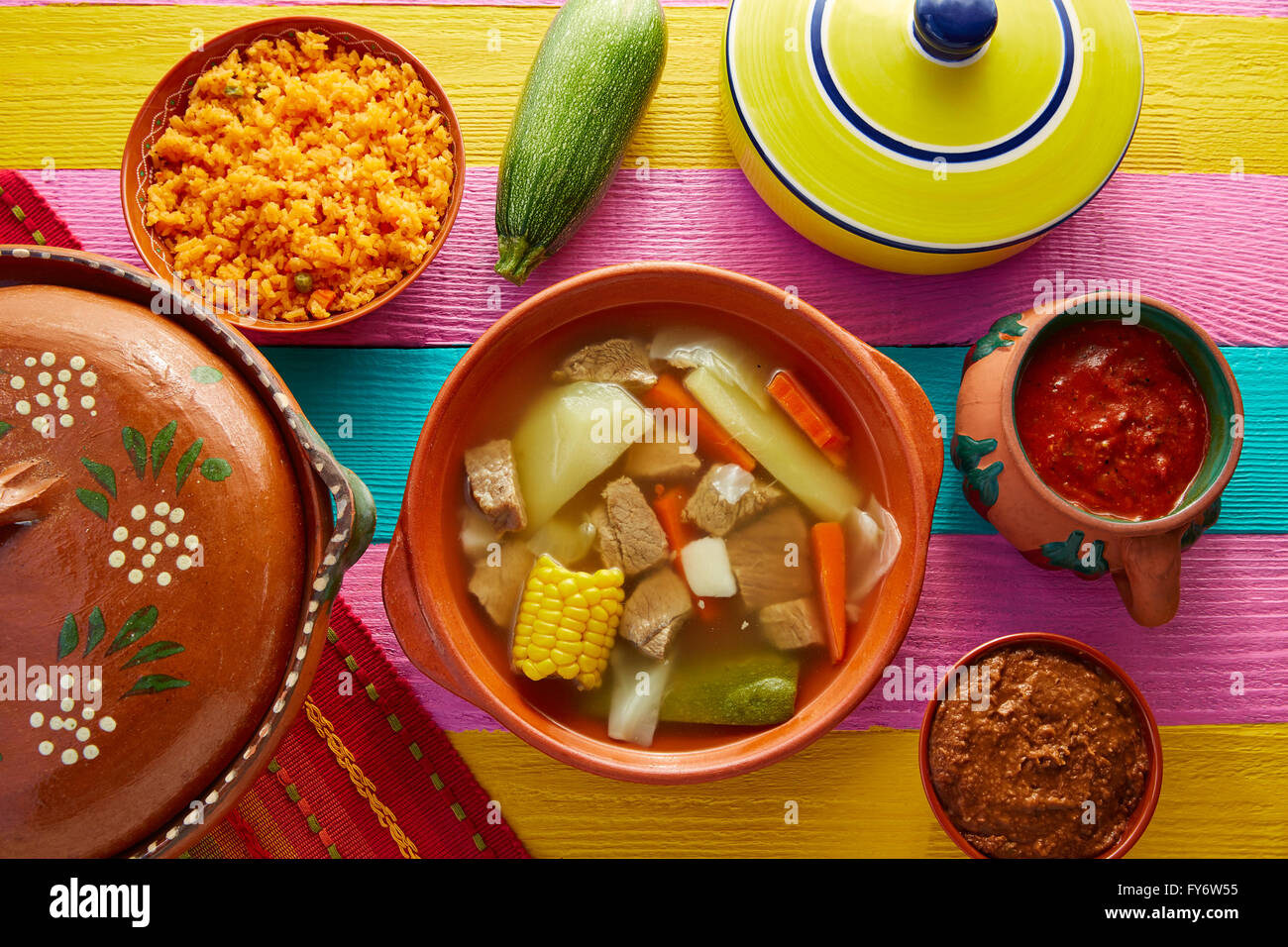 Caldo de res mexicana en caldo de ternera con salsas de mesa Fotografía de  stock - Alamy