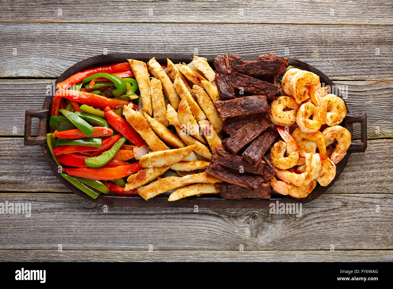 Combo mexicana fajitas de carne y pollo con camarones Fotografía de
