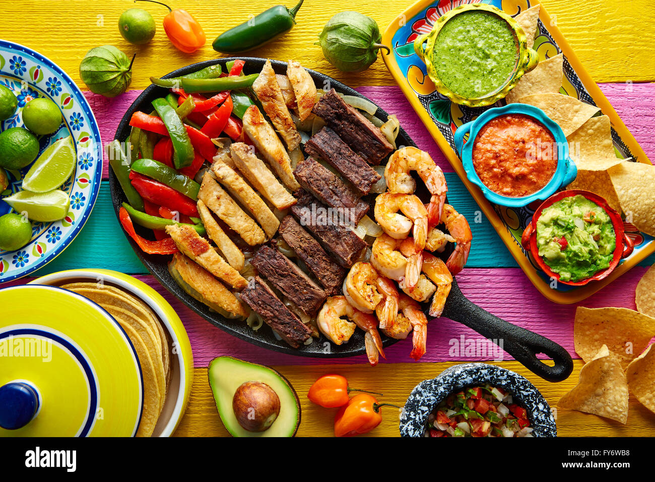 Combo mexicana fajitas de carne y pollo con camarones Fotografía de