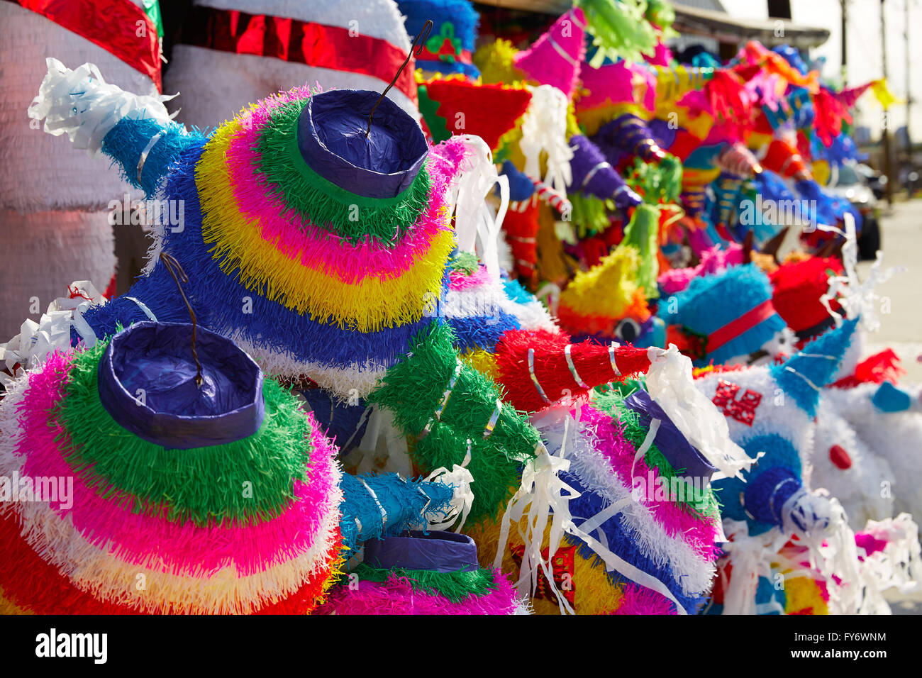 Mexican pinatas fotografías e imágenes de alta resolución - Alamy