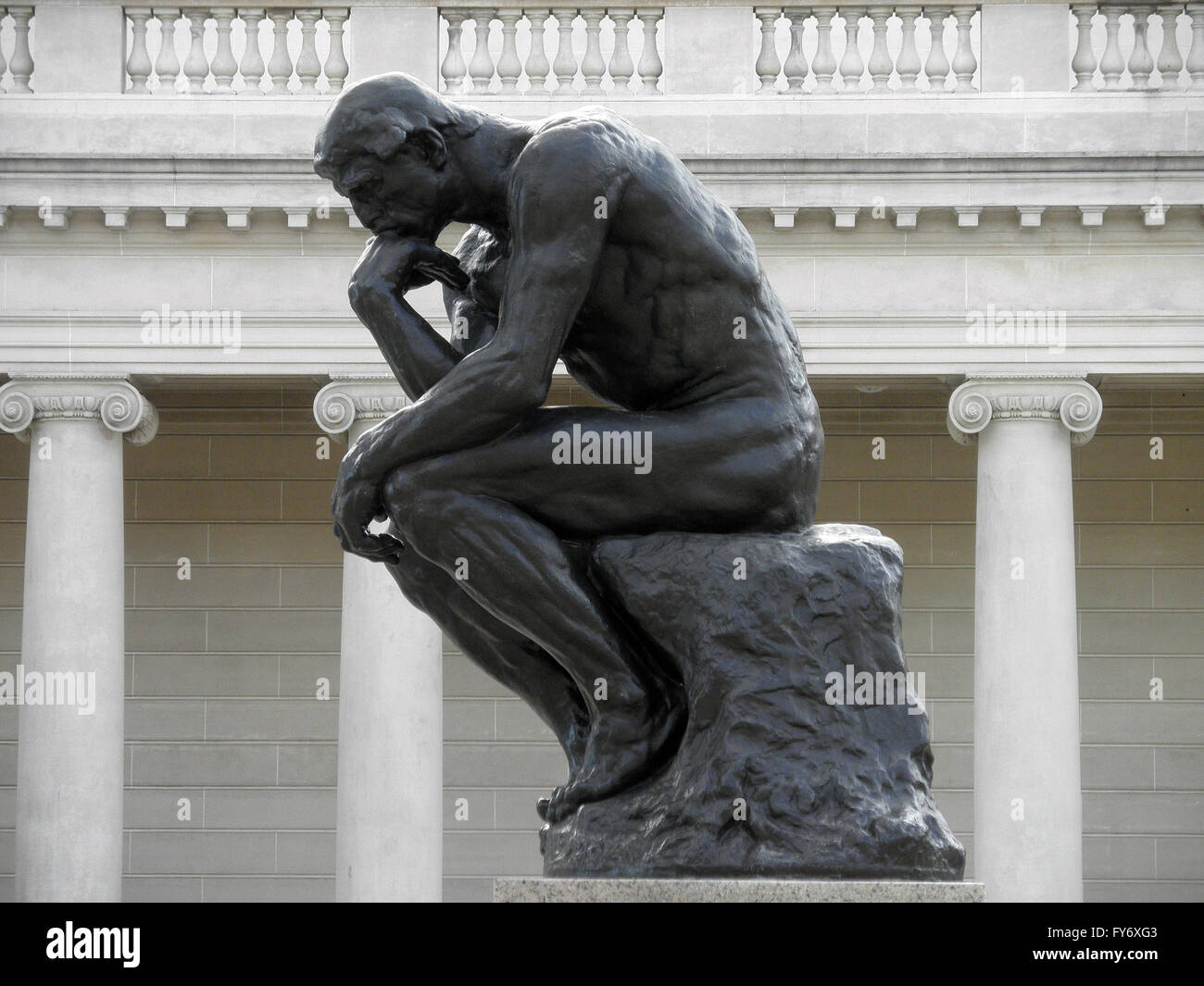 El perfil lateral de la obra maestra el Pensador de Rodin - El Pensador a la entrada del Palacio de la Legión de Honor en San F Foto de stock