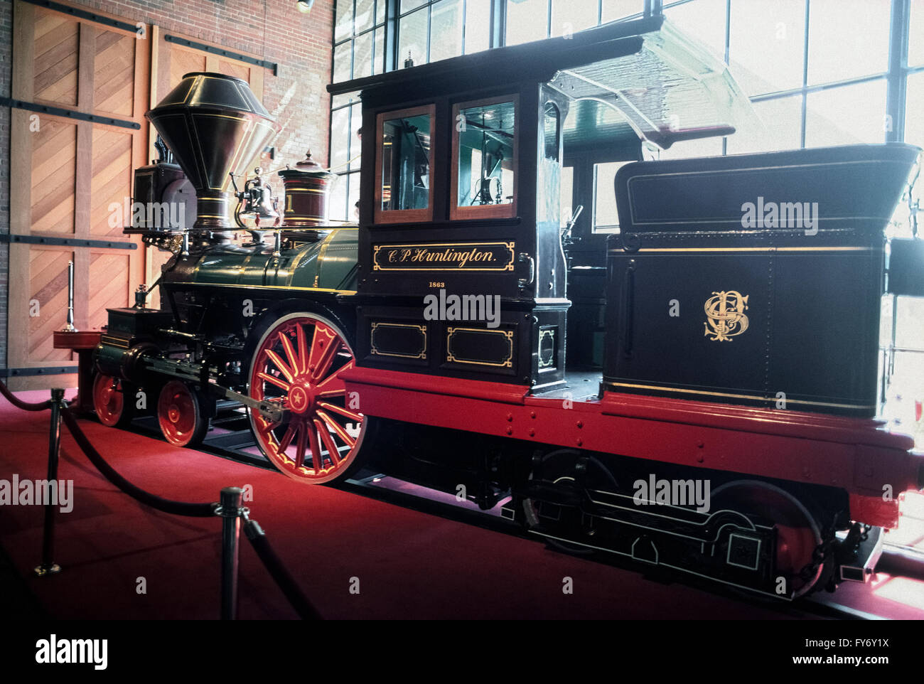 Locomotora De Vapor Vintage Que Se Atrapa a Lo Largo De La Pista Con Humo  Nublado Y Silbidos Stock de ilustración - Ilustración de ferrocarril,  generativo: 273655550