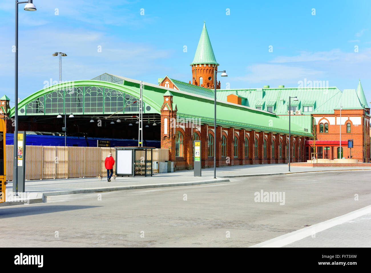 Trelleborg, Suecia - 12 de abril de 2016: La estación de ferrocarril de la ciudad, con un hermoso techo de cobre, verde de bella pátina. Persona w Foto de stock