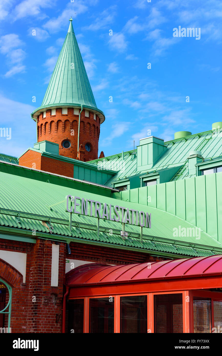 Trelleborg, Suecia - 12 de abril de 2016: La estación de ferrocarril de la ciudad, con un hermoso techo de cobre, verde de bella pátina. Detalle de Foto de stock