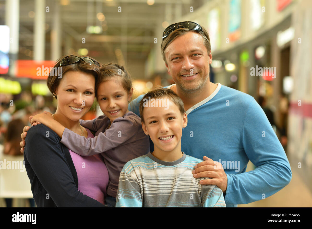 Paseos familiares en la ciudad Fotografía de stock - Alamy