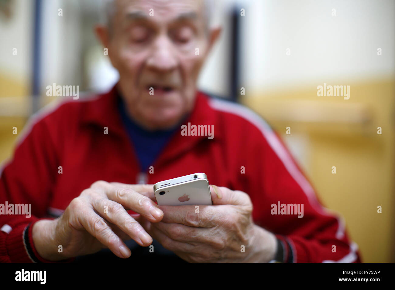 Hombre, 87 años, la celebración de un teléfono móvil, en un hogar de ancianos Foto de stock