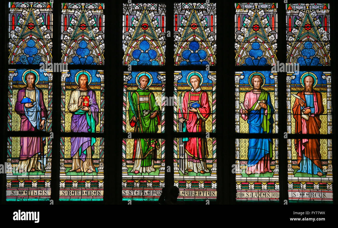 Vidriera de la Catedral de San Vito, Praga, representando diversos santos Católicos Foto de stock