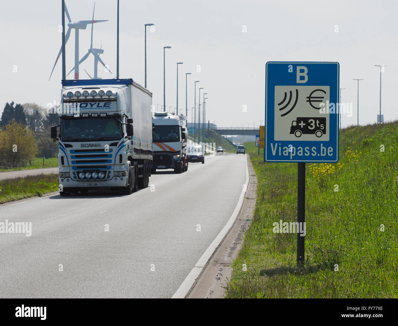 Camiones circulando en o a través de Bélgica deben pagar un canon, utilizando el sistema de viapass electrónica. Hazeldonk, Bélgica Foto de stock