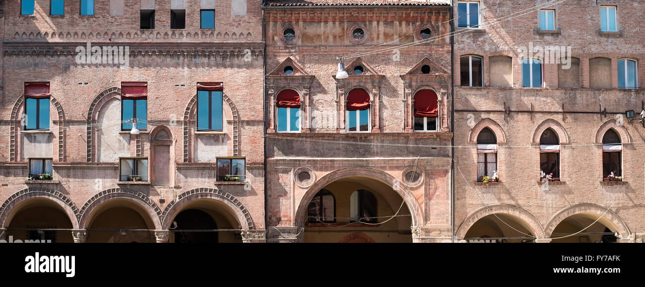Windows peculiares fachadas de edificios del Renacimiento en el centro de Bolonia Foto de stock