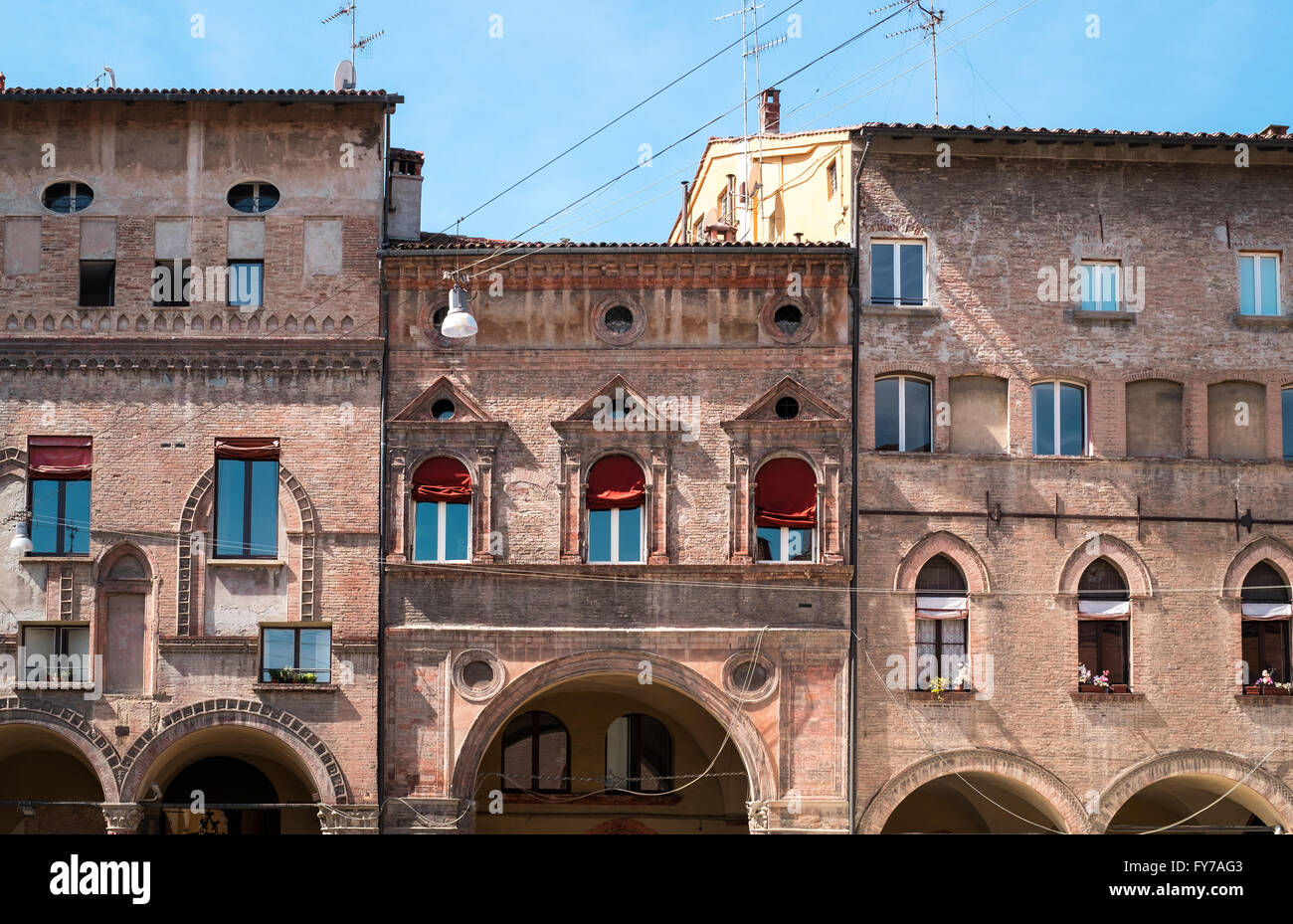 Windows peculiares fachadas de edificios del Renacimiento en el centro de Bolonia Foto de stock