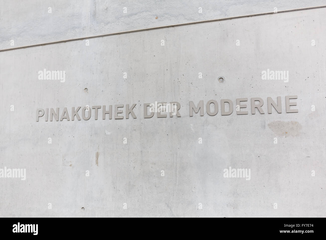 Cartel en la pared de la Pinakothek der Moderne museum, situado en el centro de la ciudad de Munich. Foto de stock