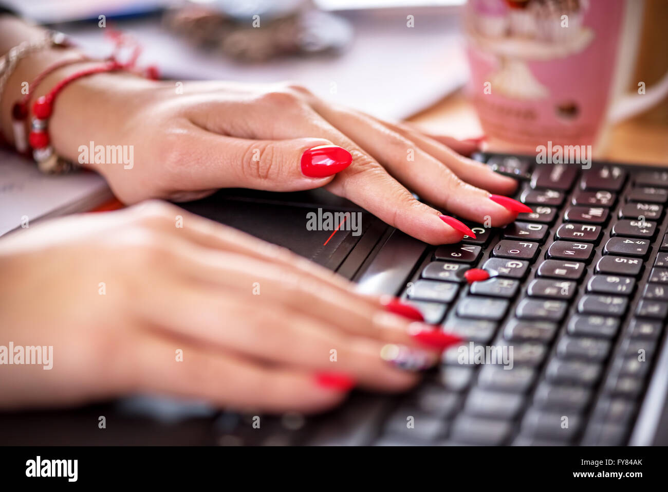 Trabajador de oficina femenina escribiendo en el teclado. Foto de stock