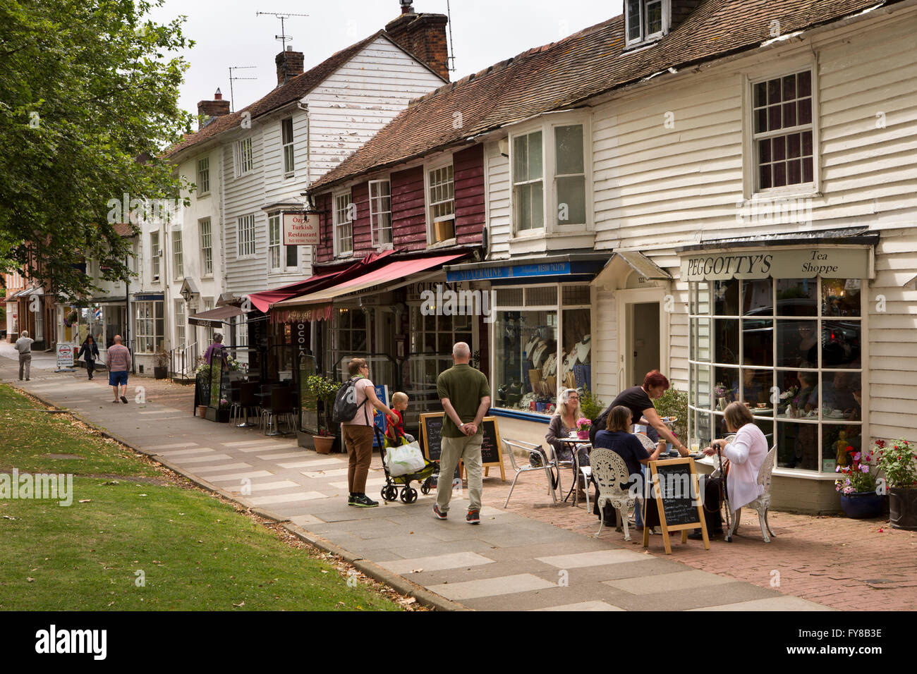 Reino Unido, Kent, Tenterden, High Street, pintorescas tiendas weatherboarded colgado y el mosaico Foto de stock