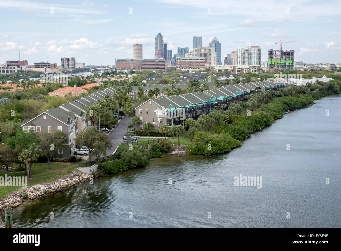 Las casas construidas a lo largo de Seddon canal en la Bahía de Tampa, Florida Tampa Skyline en la distancia Foto de stock