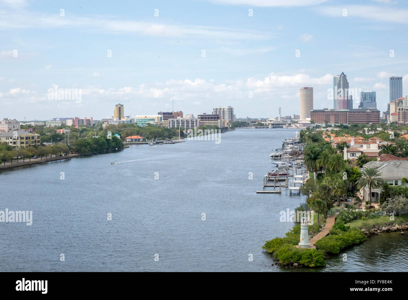 Las casas construidas a lo largo de Seddon canal en la Bahía de Tampa, Florida Tampa Skyline en la distancia Foto de stock