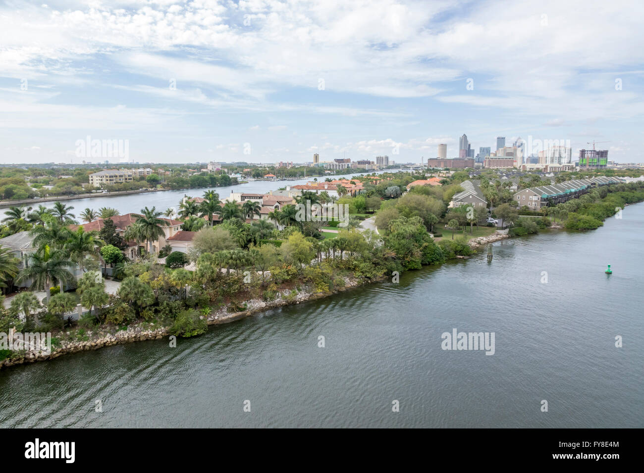 Las casas construidas a lo largo de Seddon canal en la Bahía de Tampa, Florida Tampa Skyline en la distancia Foto de stock