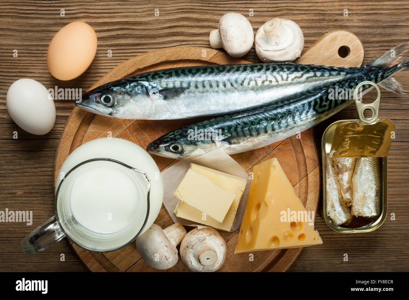 Natural de alimentos ricos en vitamina D como el pescado, los huevos, el queso, la leche, la mantequilla, los champiñones, las sardinas enlatadas Foto de stock