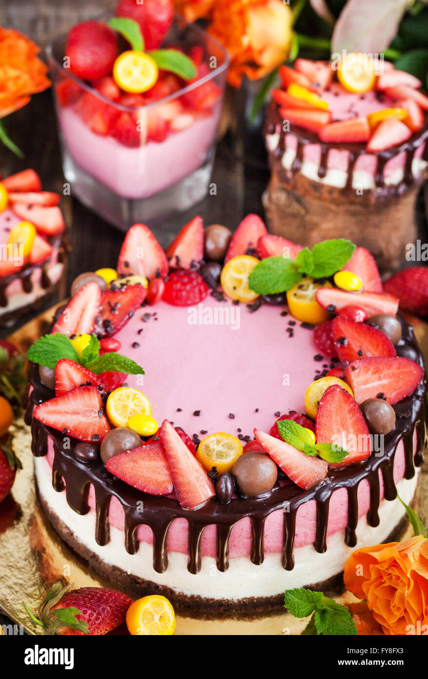 Deliciosa dos telas de Strawberry Cheesecake (pastel) decoradas con chocolate y bayas frescas Foto de stock