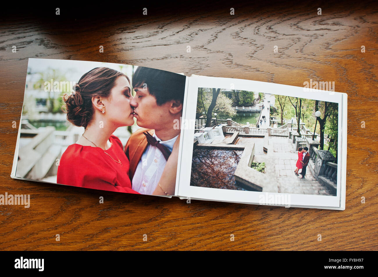 Abrir las páginas de álbum de fotos de pareja en amor sobre fondo de madera Fotografía de stock - Alamy Abrir las páginas de álbum de fotos de pareja en amor sobre fondo de madera Fotografía de stock - Alamy