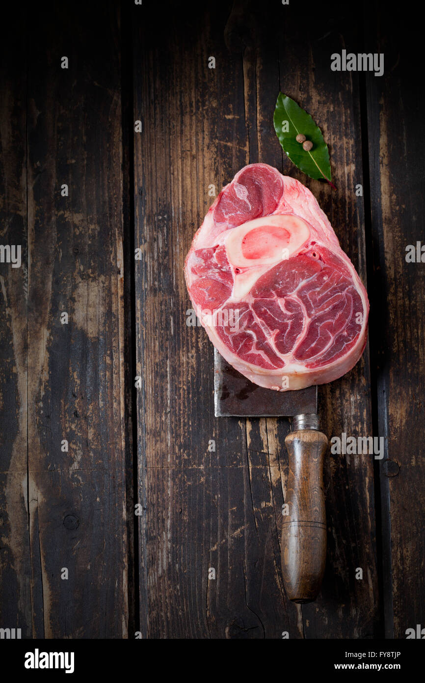 Carne cruda del vástago con hojas de laurel y la pimienta de Jamaica