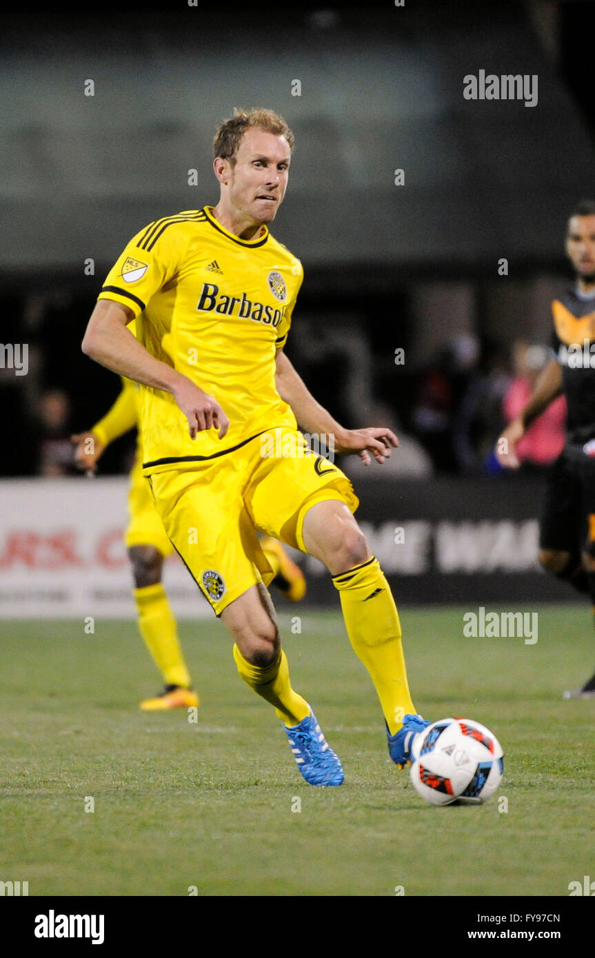 Mapfre stadium, EE.UU.. 23 de abril, 2016. .Columbus Crew SC defensor Tyson Wahl (2) pasa el balón en la segunda mitad del partido entre Houston Dynamo y Columbus Crew SC. Columbus Crew SC 1 - Houston Dynamo 0 después de la primera mitad. Crédito: Cal Sport Media/Alamy Live News Foto de stock