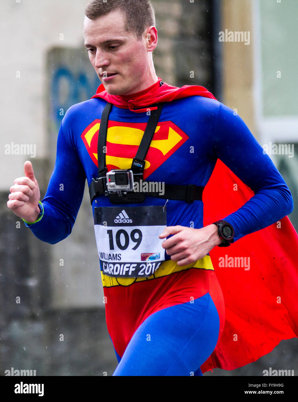 Oliver Williams atempting la media maratón más rápida vestido como un superhéroe récord mundial de Velindre Cancer Center en el mundo Foto de stock