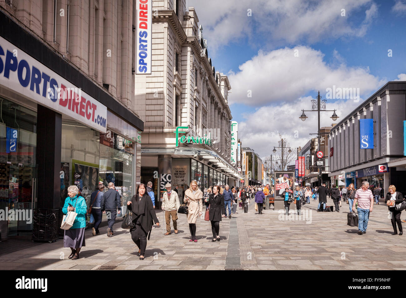Los compradores en Northumberland Street, Newcastle-upon-Tyne, Tyne y desgaste, Inglaterra, Reino Unido. Foto de stock