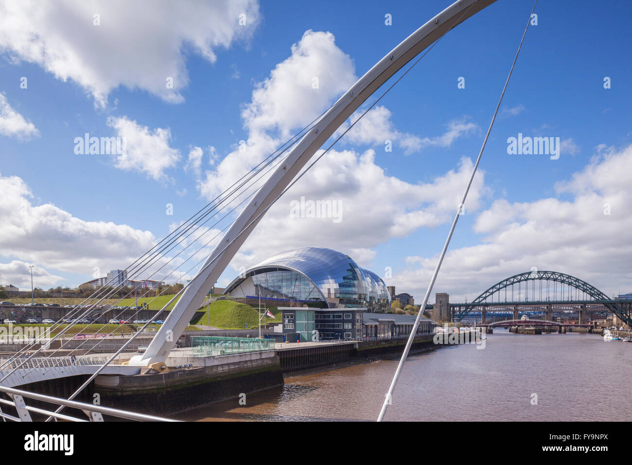 Los puentes Tyne y el Sage Gateshead, por Foster y asociados, desde el Puente del Milenio, Newcastle-upon-Tyne, Tyne y desgaste, Foto de stock