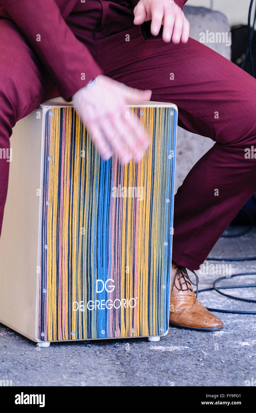 Un hombre desempeña una DG De Gregorio acoustic cajón cajón Fotografía de  stock - Alamy