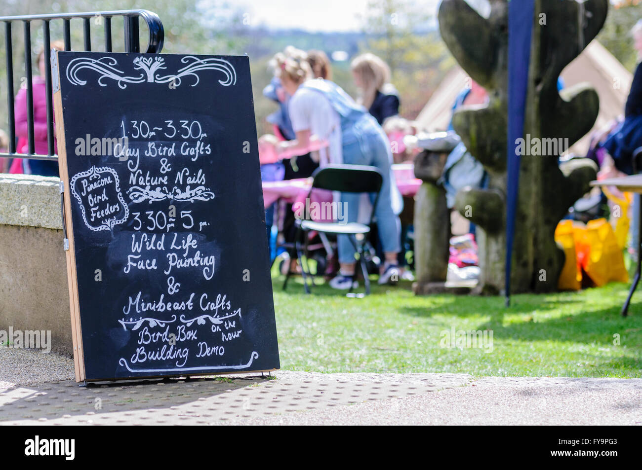 Calendario escrito en una pizarra en la entrada a una feria de primavera para niños Foto de stock