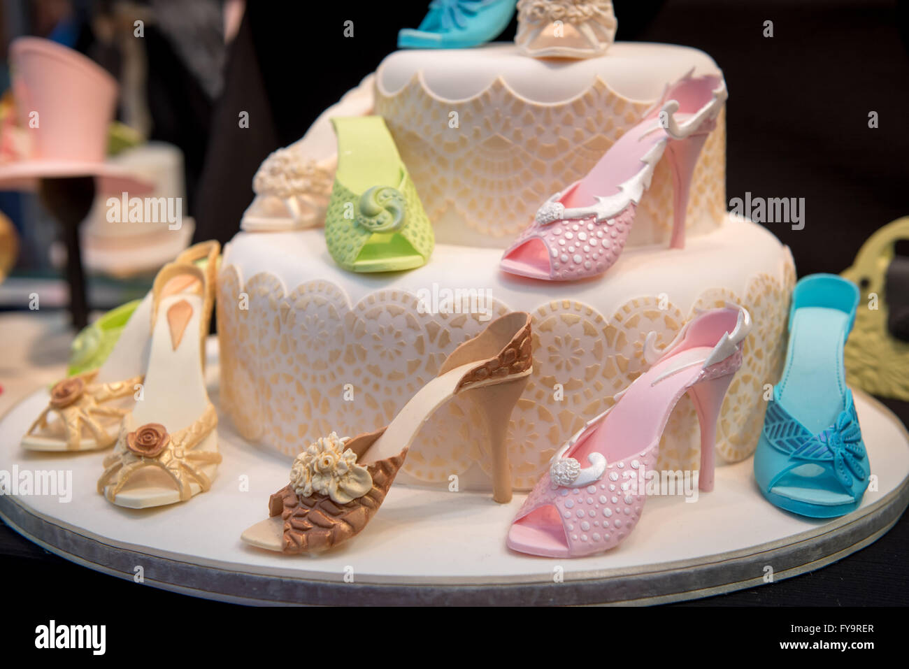 Zapatos de tacones altos comestibles tarta de cumpleaños decoración pastel  Internacional - El Sugarcraft, decoración de pasteles y hornear Show en  Londres Fotografía de stock - Alamy