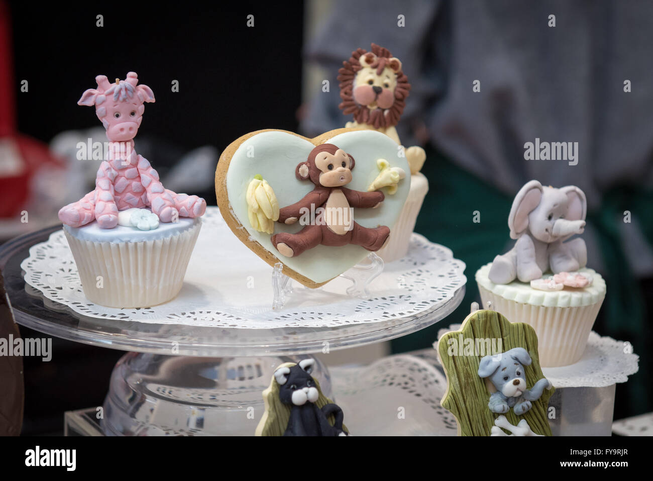 Baby Niños adornos de torta de cumpleaños en pastel Internacional - El  Sugarcraft, decoración de pasteles y hornear Show en Londres Fotografía de  stock - Alamy