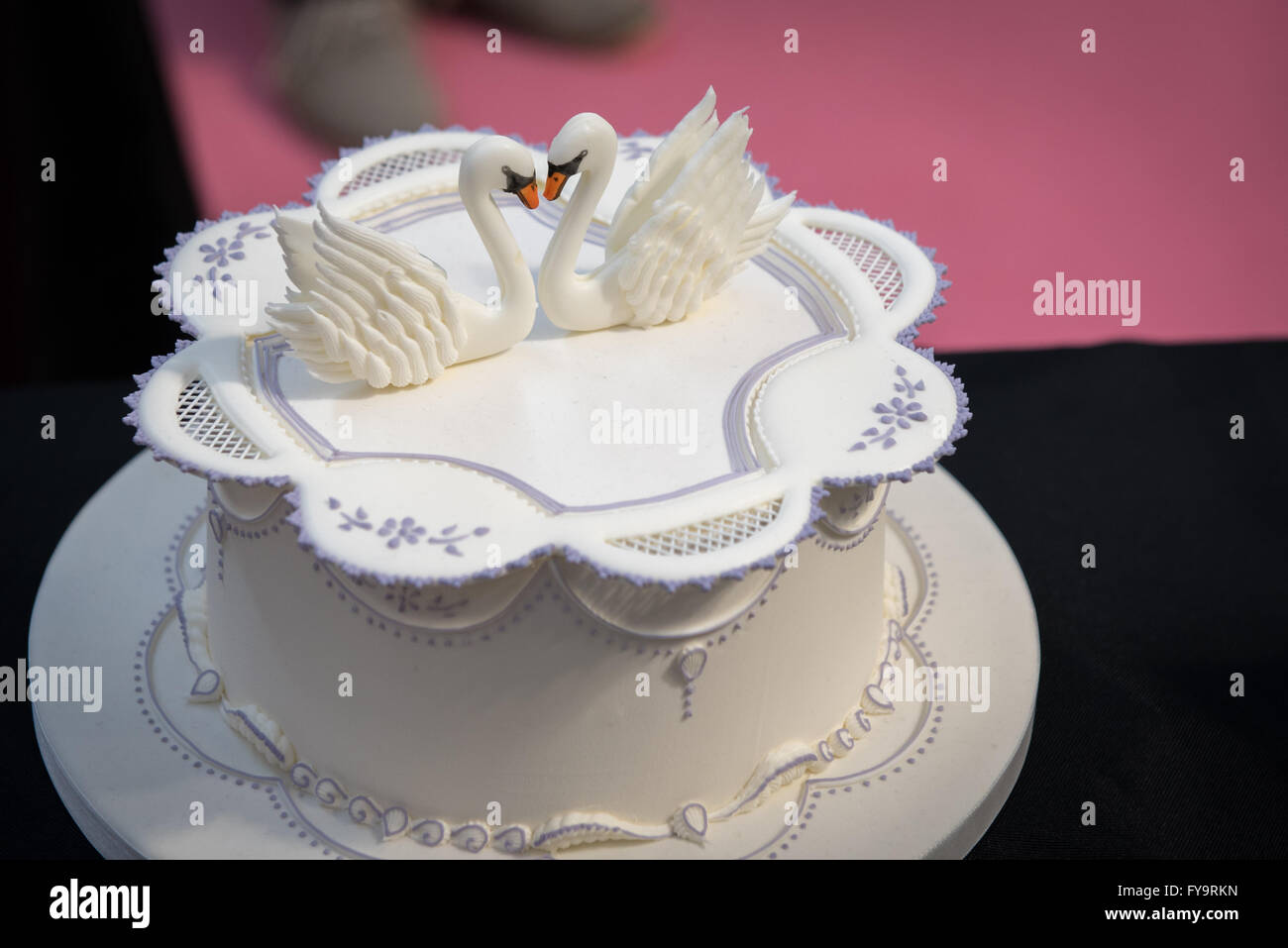 Dos cisnes blancos en el pastel de bodas pastel Internacional - El  Sugarcraft, decoración de pasteles y hornear Show en Londres Fotografía de  stock - Alamy