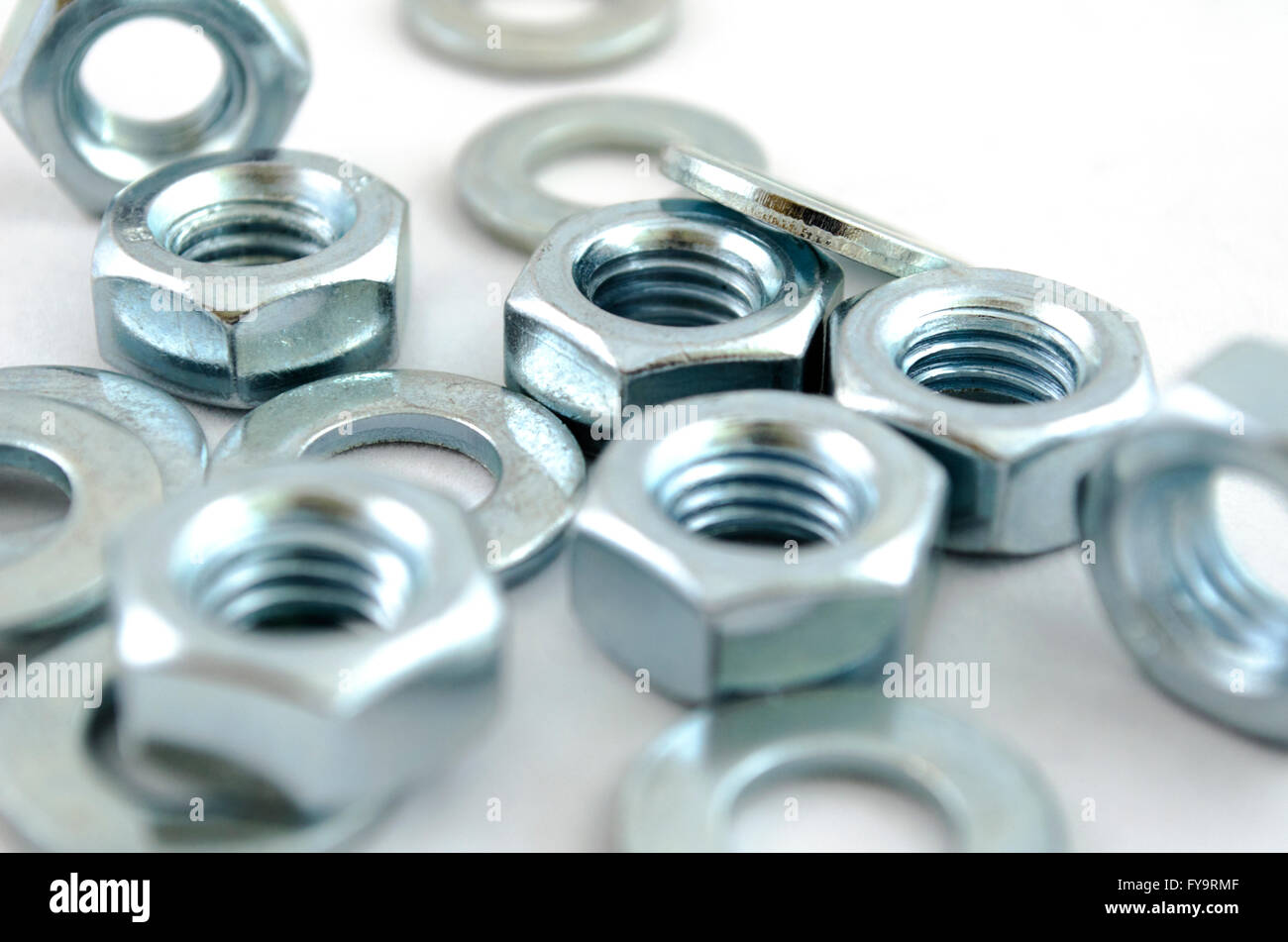 arandelas metálicas de acero para la construcción y reparación, se utilizan arandelas  metálicas para fijar tuercas y pernos Fotografía de stock - Alamy