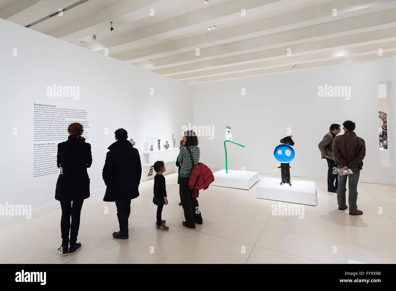 Madrid. España. CaixaForum Madrid, los visitantes a una exposición de Joan Miró. Foto de stock