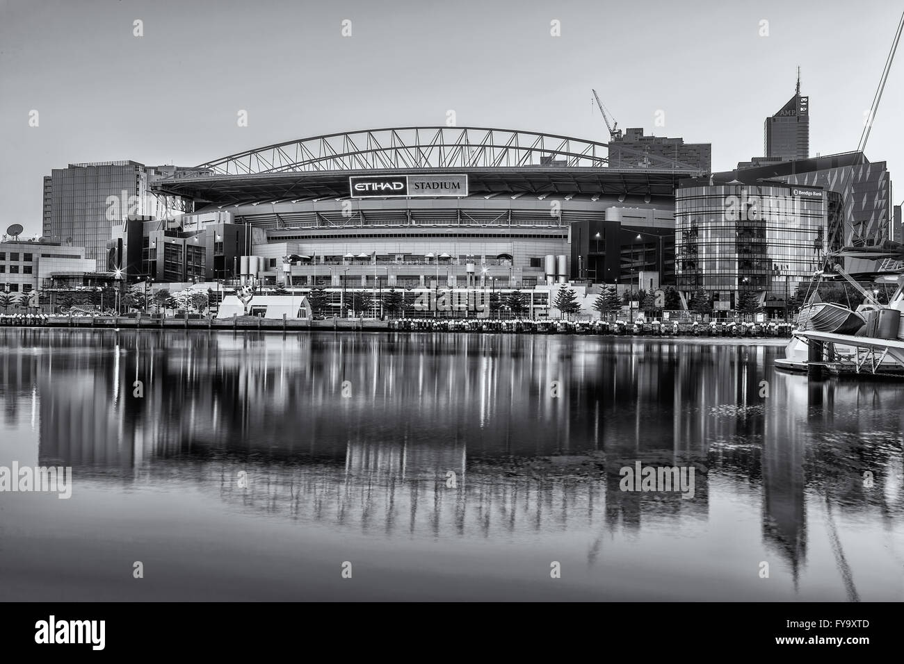 Melbourne, Australia - 21 de febrero de 2016: el estadio Etihad Stadium vistos desde temprano en las mañanas waterfront Docklands light. Blanco y negro imag Foto de stock