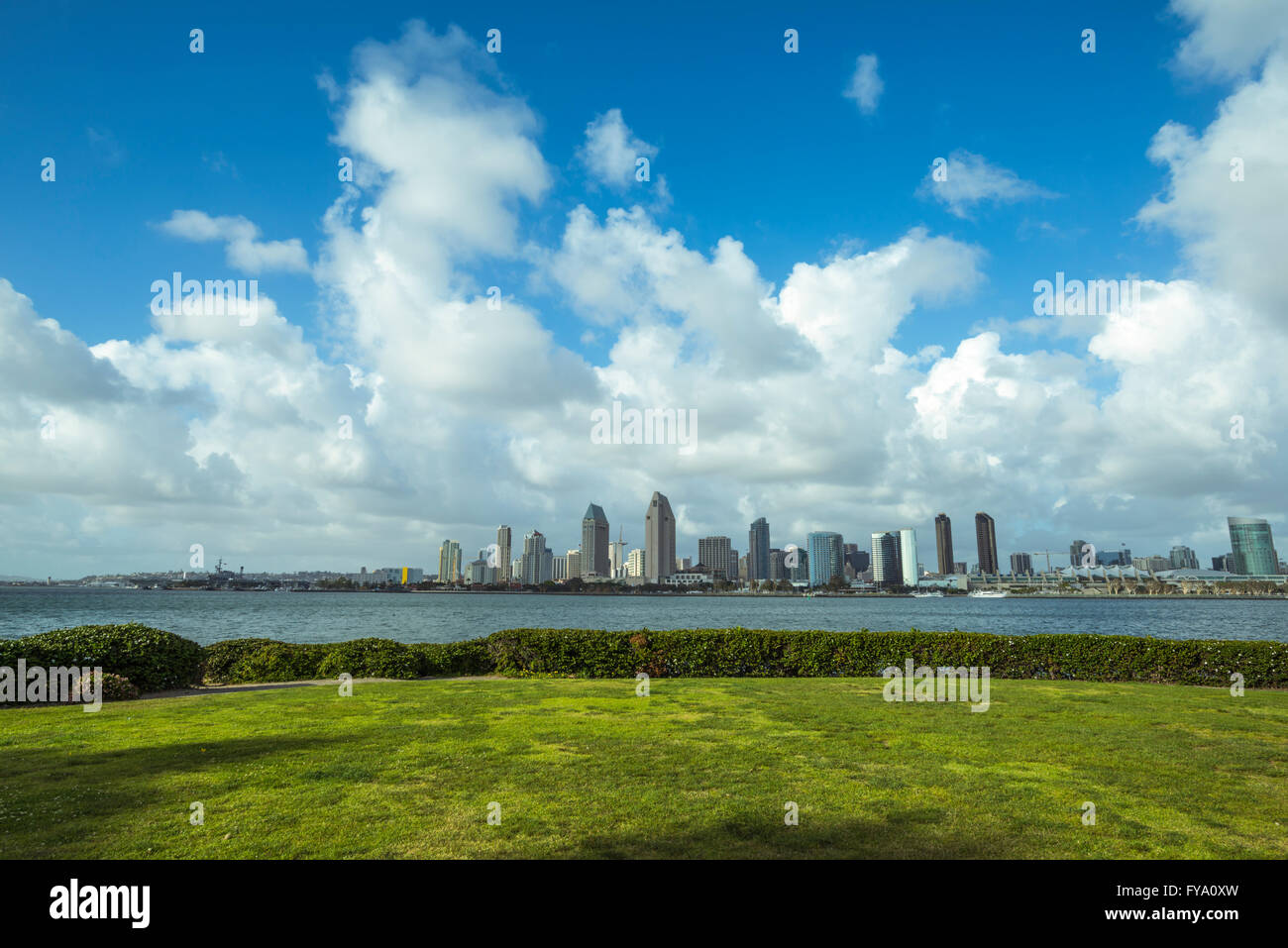 Puerto de San Diego y el horizonte. Vista de Coronado, California, Estados Unidos. Foto de stock