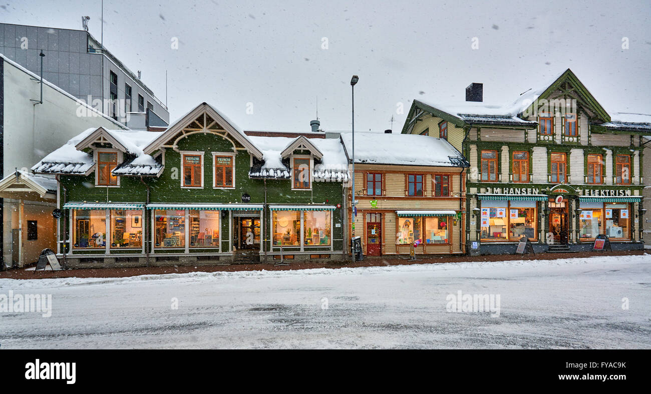 Los edificios de madera típicos de Tromsø, el invierno con mucha nieve, Troms, Noruega, Europa Foto de stock