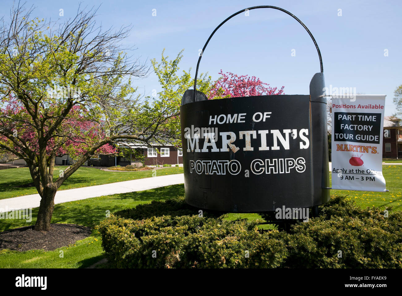 Un logotipo firmar fuera de la sede de Martin's Potato Chips, Inc., en Thomasville, Pennsylvania el 17 de abril de 2016. Foto de stock