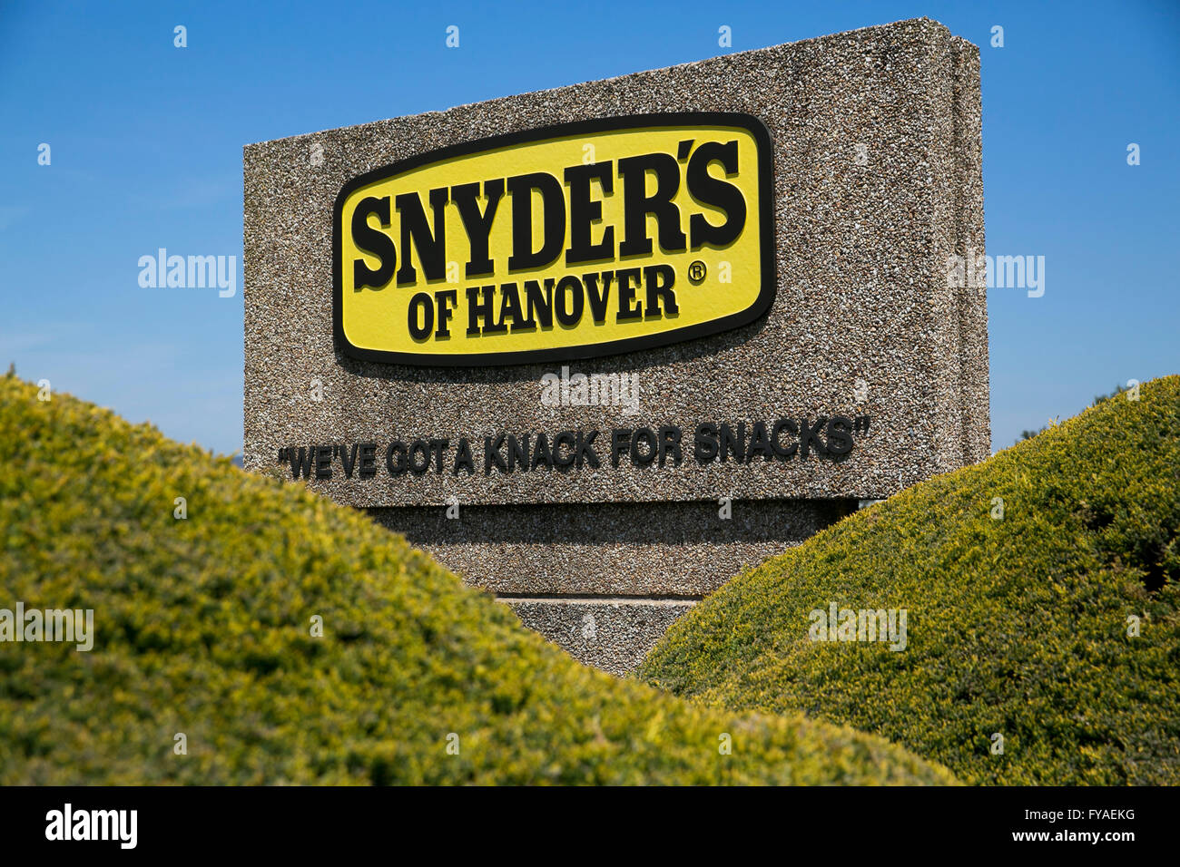 Un logotipo firmar fuera de la sede de Snyder de Hannover en Hanover, Pennsylvania el 17 de abril de 2016. Foto de stock