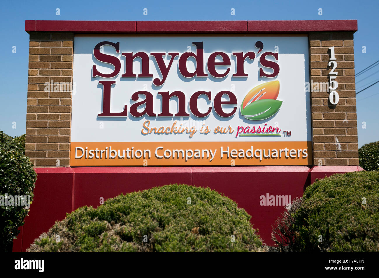 Un logotipo firmar fuera de la sede de distribución de Snyder-Lance, Inc., en Hanover, Pennsylvania el 17 de abril de 2016. Foto de stock