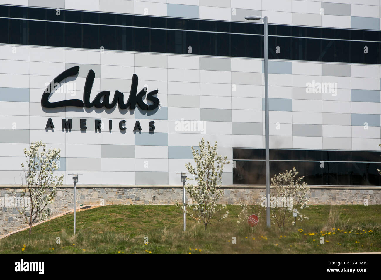 Un logotipo cartel fuera de una instalación ocupada por los fabricantes de calzado Clarks Américas en Hanover, Pennsylvania el 17 de abril de 2016. Foto de stock
