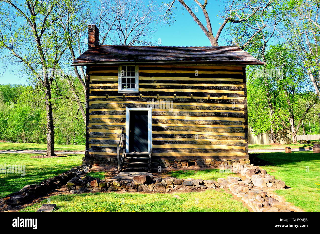 Bethabara, Carolina del Norte: siglo xviii fachwerk cabaña en el asentamiento de Moravia Bethabara Historic Site * Foto de stock