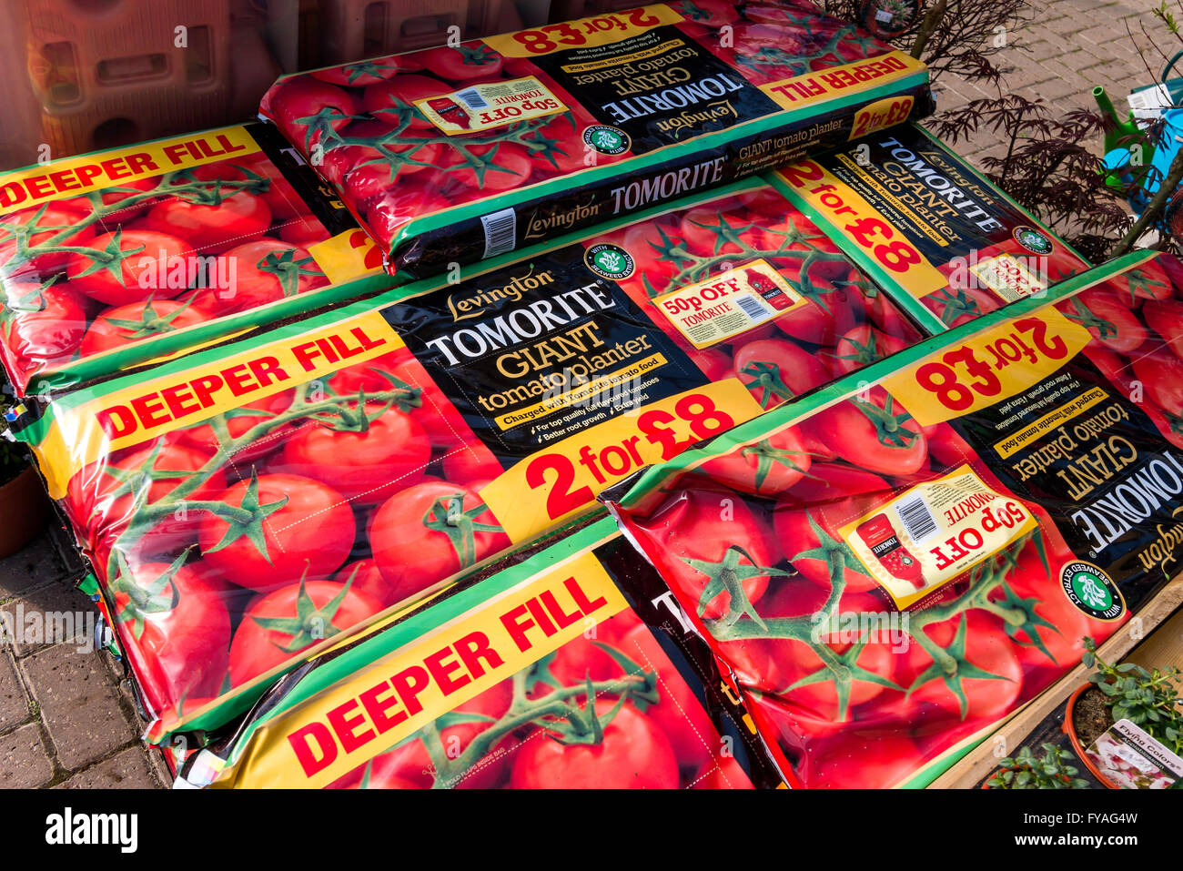 Una pila de red extra grandes bolsas de crecer en un centro de jardinería utilizada para el cultivo de plantas de tomate Foto de stock