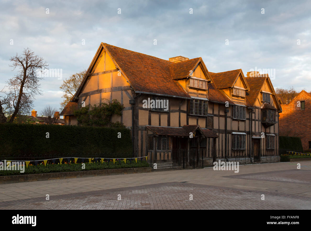 El lugar de nacimiento de Shakespeare capturados por la puesta de sol en Stratford-upon-Avon, Reino Unido, en el día del 400º aniversario de su muerte Foto de stock