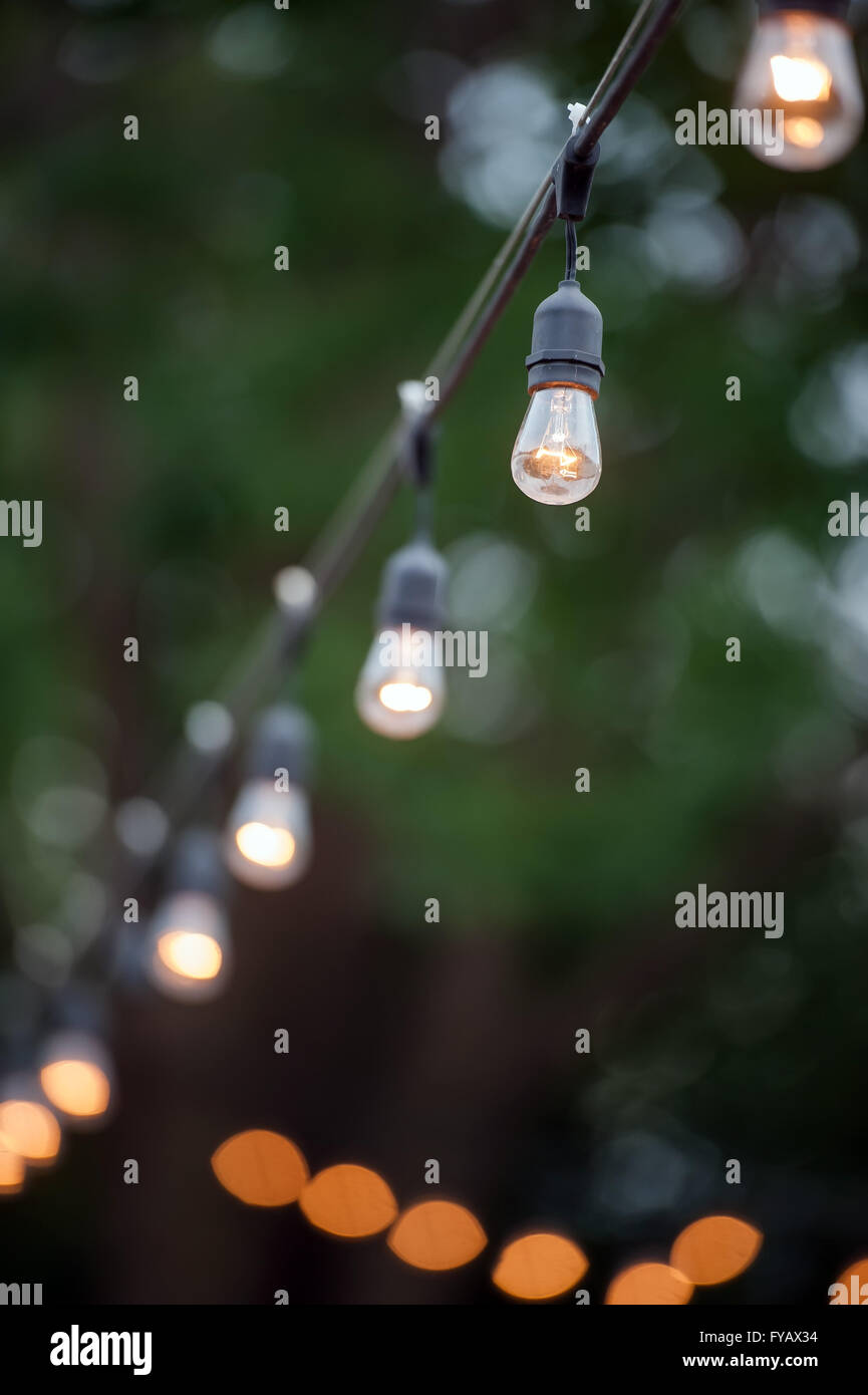 Cadena de bombillas al aire libre fotografías e imágenes de alta resolución  - Alamy
