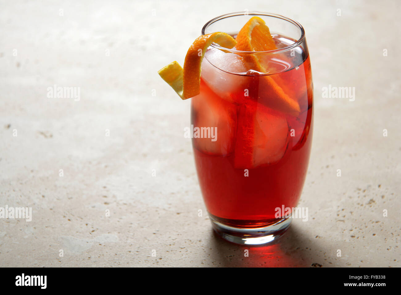 Cóctel Negroni, hecho de Ginebra, Vermut y Campari. Servido con hielo y  cáscara de naranja. TikTok Trending negroni sbagliato rf Fotografía de  stock - Alamy