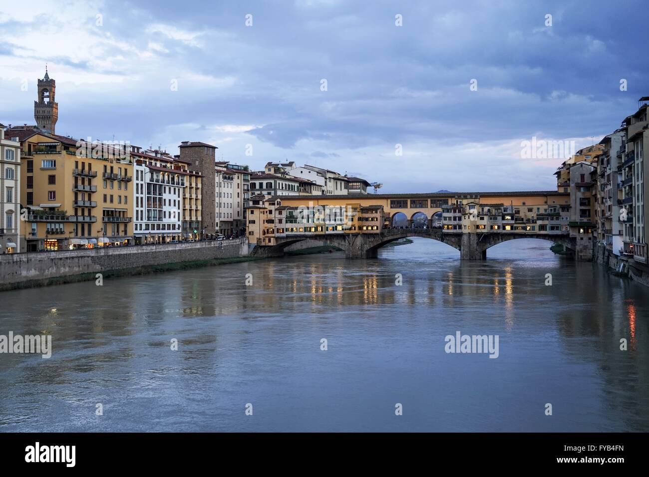 Italia: ver el río abajo hasta el Ponte Vecchio de Florencia. Foto de 19. En febrero del 2016. Foto de stock