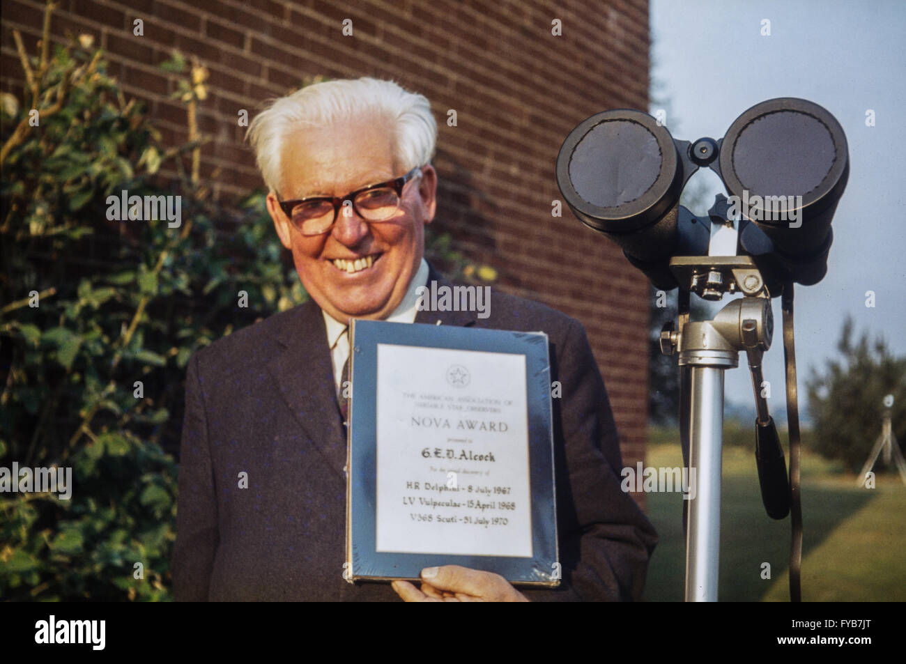 Imagen de archivo de George Alcock, Fras, 1912-2000, astrónomo, Comet y nova descubridor, con binoculares y nova certificado de premio de la Asociación Americana de observadores de estrellas variables, Fin de Semana de Astronomía en Horncastle, Lincolnshire, Inglaterra, 1981 Foto de stock